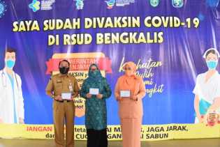 Ketua TP PKK dan DWP BengkalisTerima Vaksinasi Covid-19