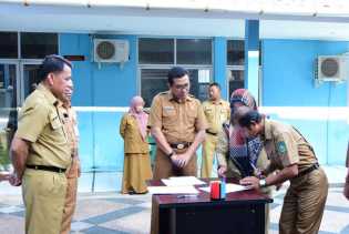 PNS Disdalduk KB Teken Pakta Integritas dan Tenaga Honorer Terima SK Perpanjangan Kontrak