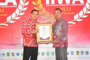 Bupati Bengkalis Terima Penghargaan Indonesia Inspirational Women Award (IIWA) 2023