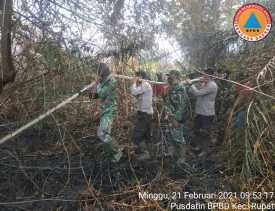 Petugas Kerja Keras Padamkan Karhutla di Sejumlah Kecamatan