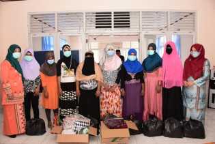 Ketua DWP Bengkalis Serahkan Bantuan Makanan dan Pakaian kepada Pengungsi Rohingya