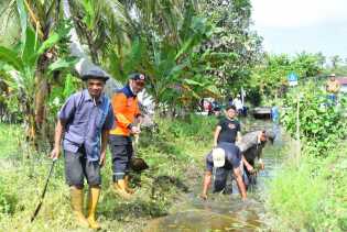 Wabup Bagus Santoso Goro Bersihkan Parit Bersama Warga Desa Berancah