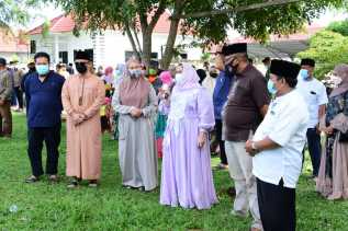 Bupati Kasmarni Tinjau Pemotongan Hewan Kurban