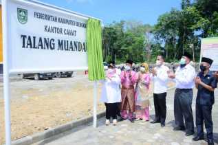 Resmikan Kantor Camat Talang Muandau, Kasmarni Berharap Pelayanan Kepada Masyarakat Wajib Ditingkatkan