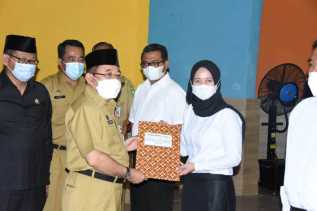 Bupati Bengkalis Serahkan SK Tenaga Pendamping Desa dan Kelurahan Se-Kabupaten Bengkalis