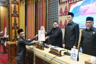 DPRD Tetapkan Ranperda menjadi Perda, Bupati Kasmarni Harapkan Usaha Mikro jadi Investasi Strategis Ekonomi Daerah