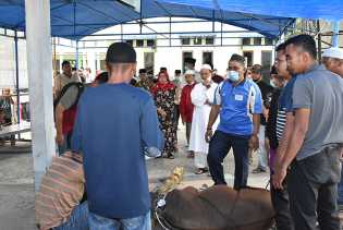 7 Sapi dan 3 Kambing, Masjid Agung Istiqomah Bengkalis Selenggarakan Pemotongan Qurban