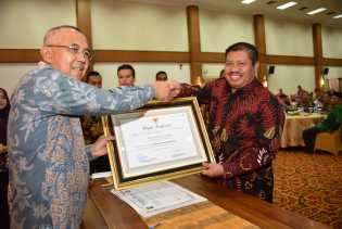 Selain Istrinya, Bupati Amril Juga Terima Penghargaan PAUD Provinsi Riau 2017