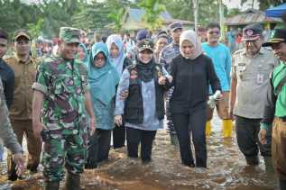 Tanggap Banjir Di Desa Muara Dua Siak Kecil, Bupati Kasmarni Salurkan Bantuan