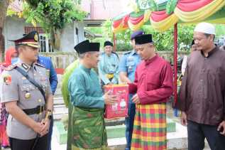 Ziarahi Makam H. Abdullah Nur, Bagus Ucapkan Terima Kasih Atas Perjuangan Kepada Ahli Waris