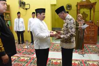   Bupati Amril Serahkan Zakat Mal Rp15 Juta di Bathin Solapan
