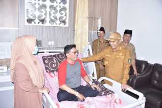 Wakil Bupati Bagus Santoso Besuk dan Do’akan Kadiskominfotik Bengkalis Agar Segera Sembuh Serta Kembali Beraktifitas