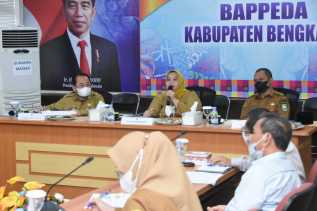 Bupati Kasmarni Pimpin Rapat Evaluasi Pelaksanaan Kebijakan Program Unggulan