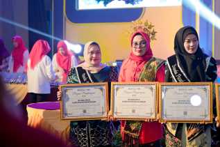 Bupati Kasmarni Terima Penghargaan Bunda PAUD Peduli Pendidikan, Ajak Guru Terus Berinovasi Majukan Dunia Pendidikan