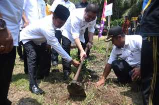  Bupati Amril Mukminin Tanam Pohon Sirsak ke 1.001 di Desa Tanjung Belit Siak Kecil