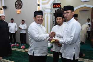 Bupati Amril Mukminin Serahkan Zakat Mal untuk Seluruh Kecamatan