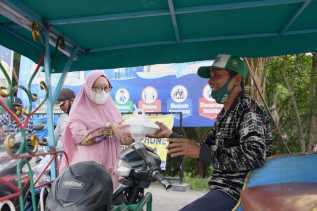 Dipimpin Siti Aisyah, K3S Bengkalis Bagikan Takjil Gratis di Penyebrangan Roro Air Putih