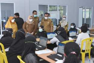 Semangati Peserta, Bupati Kasmarni Tinjau Seleksi Tes P3K