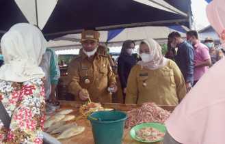 1 Ramadhan, Bupati Kasmarni bersama Wabup Tinjau Pasar Terubuk Bengkalis