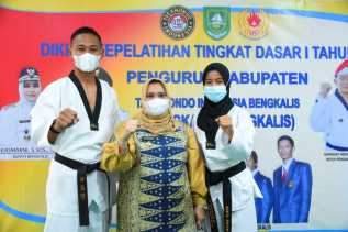 Bupati Kasmarni Bangga Dua Atlit Taekwondo Bengkalis Wakili Riau di PON Papua