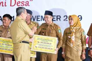 Wahyu Hidayat Wakili Kades se-Kabupaten Bengkalis Terima Bantuan Keuangan Khusus dari Gubri