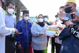 Bupati Kasmarni Serahkan Bantuan Korban Kebakaran