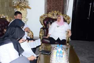 Bupati Kasmarni Dapat Giliran Dikunjungi Petugas Sensus Regsosek Di Rumah Kediamannya