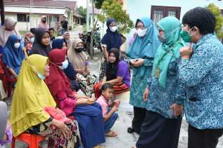 Semangati Petugas Vaksinator, Ketua TP PKK Tinjau Vaksinasi