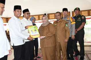 Bupati Kasmarni Serahkan 134 SK Kepada Penyuluh Agama Islam
