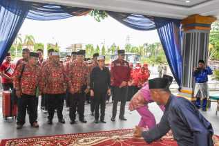 Tiba di Inhu, Kafilah Kabupaten Bengkalis Disambut Hadroh dan Silat