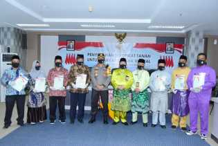 Serahkan Sertipikat Tanah, Bustami Ingatkan Jangan Alihkan Kepada Orang Lain