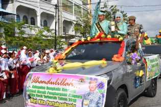 Piala Adipura Diarak Keliling Kota, Masyarakat Sambut Antusias 
