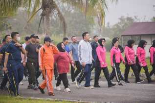 Bupati Kasmarni Ikut Jalan Sehat Bersama Kapolda Riau dan Forkopimda di PHR 