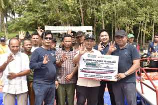 Wabup Bagus Santoso Serahkan Speedboat Ambulance Dusun Terisolir Bagan Benio