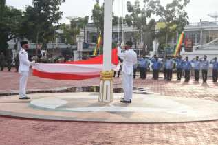 Tali Bendera Sempat terlepas, Namun Penurunan Merah Putih Berjalan Sukses