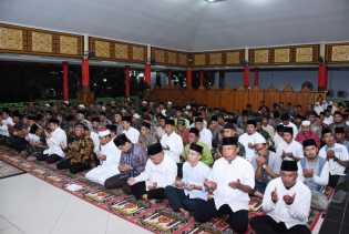 Bersama Sekda, Danrem 031/Wirabima Tarawih di Negeri Junjungan