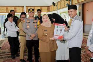 Bupati Bengkalis Serahkan SK Penyuluh Agama Da'i Desa se-Kabupaten Bengkalis 