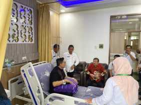Bupati Bengkalis Ke-14 Amril Mukminin Besuk Kadis Kominfotik Bengkalis Yang Sedang Dirawat RSUD