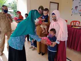 Desa Jangkang Adakan Penimbangan Massal dan Pemberian Susu Tahap Kedua