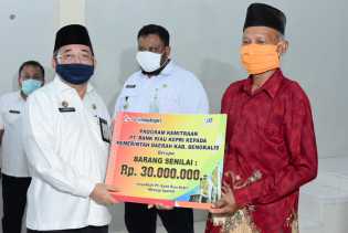 Plh Bupati Serahkan Berbagai Bantuan di Kecamatan Rupat Utara
