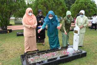 Puncak Hari Ibu, Ketua TP PKK Ziarah ke Makam Pahlawan