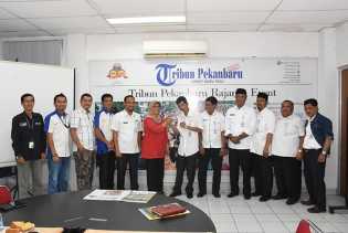 Kunjungi Tribun Pekanbaru, Kadis Kominfotik Disambut Pimpred Hasanah Samhudi