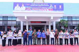 Pemkab Bengkalis Gelar Apel Hardiknas, Serahkan Penghargaan kepada Insan Pendidikan Berprestasi