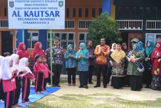 Wakili Bupati Amril,  Kasmarni Tinjau Gerakan Sehari Belajar di Luar Kelas