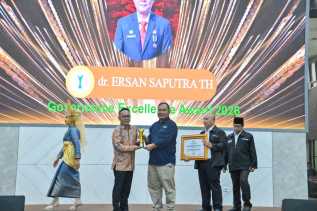 Sekda Ersan Terima Penghargaan Government Excellent Award