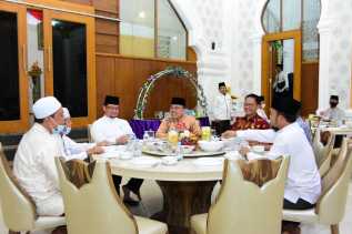 Pj. Bupati Syahrial Makan Malam Bersama Ustadz Munawir Ngacir