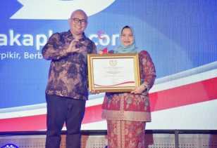 Sebagai Kategori Kepala Daerah Penggerak Pembangunan Desa, Bupati Kasmarni Terima Penghargaan Cakaplah Award