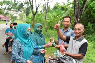 Indahnya Ramadhan Dengan Berbagi, Tim Penggerak PKK Pedekik Bagi Takjil dan Masker