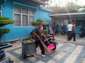Disdalduk-KB Gelar Gerakan Bersih-bersih Sampah