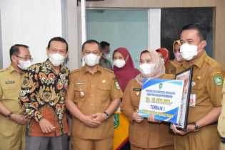 Bupati Kasmarni Serahkan Penghargaan Kepada Pemenang Lomba Inovasi Daerah
